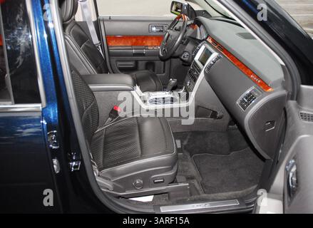 22 février 2010 - USA - 22 février 2010 - Los Angeles-California-USA. Le nouveau Ford Flex EcoBoost Limited 2010 est offert exclusivement avec un moteur V6 bi-turbocompressé de 355 ch. Véhicule en bleu encre foncé métallisé. Photo : sièges avant. (Crédit image : © Harvey Schwartz/ZUMApress.com) Banque D'Images