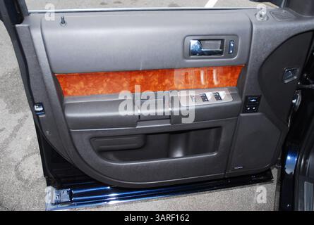 22 février 2010 - USA - 22 février 2010 - Los Angeles-California-USA. Le nouveau Ford Flex EcoBoost Limited 2010 est offert exclusivement avec un moteur V6 bi-turbocompressé de 355 ch. Véhicule en bleu encre foncé métallisé. Photo : garniture de porte. (Crédit image : © Harvey Schwartz/ZUMApress.com) Banque D'Images