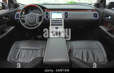 22 février 2010 - USA - 22 février 2010 - Los Angeles-California-USA. Le nouveau Ford Flex EcoBoost Limited 2010 est offert exclusivement avec un moteur V6 bi-turbocompressé de 355 ch. Véhicule en bleu encre foncé métallisé. Photo : tableau de bord. (Crédit image : © Harvey Schwartz/ZUMApress.com) Banque D'Images