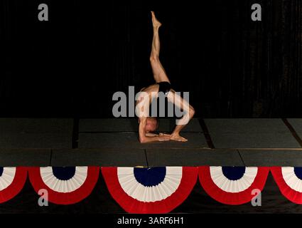 Feb 12, 2010 - Los Angeles, Californie, États-Unis - ZEB HOMISON participe au 7ème Championnat international annuel de yoga Asana produit par le flamboyant entrepreneur de yoga Bikram Choudhury. (Crédit image : © Brian Cahn/ZUMApress.com) Banque D'Images