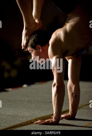 12 février 2010 - Los Angeles, Californie, États-Unis - JOSEPH ENCINIA participe aux 7èmes Championnats internationaux de yoga Asana produits par le flamboyant entrepreneur de yoga Bikram Choudhury. (Crédit image : © Brian Cahn/ZUMApress.com) Banque D'Images