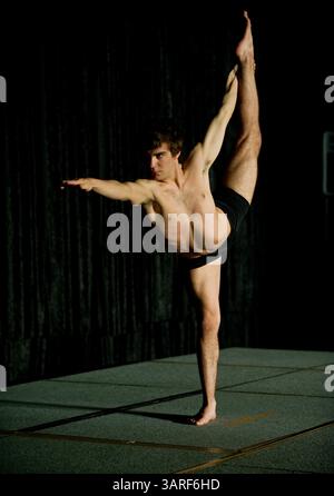12 février 2010 - Los Angeles, Californie, États-Unis - ANDREW CARNAGGIO participe au 7e Championnat international annuel de yoga Asana produit par le flamboyant entrepreneur de yoga Bikram Choudhury. (Crédit image : © Brian Cahn/ZUMApress.com) Banque D'Images
