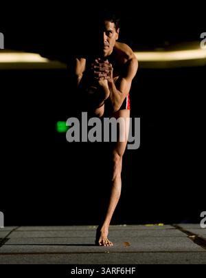 12 février 2010 - Los Angeles, Californie, États-Unis - JEFFREY RANGEL participe au 7e Championnat international annuel de yoga Asana produit par le flamboyant entrepreneur de yoga Bikram Choudhury. (Crédit image : © Brian Cahn/ZUMApress.com) Banque D'Images
