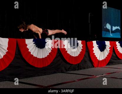 12 février 2010 - Los Angeles, Californie, États-Unis - THOMAS MRZYGLOCKI participe aux 7èmes Championnats internationaux de yoga Asana produits par l'entrepreneur flamboyant Bikram Choudhury. (Crédit image : © Brian Cahn/ZUMApress.com) Banque D'Images