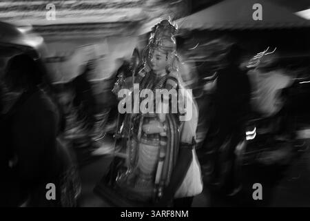 Jan 30, 2010 - Kuala Lumpur, Malaisie - la statue de Lord Murugan est portée pendant le festival Thaipusam dans les grottes de Batu, Kuala Lumpur. Thaipusam est le plus grand festival annuel hindou célébré principalement par la communauté tamoule sur la pleine lune dans le mois tamoul de Thai. Pusam fait référence à une étoile qui est à son point culminant pendant le festival. Le festival commémore à la fois l'anniversaire de Lord Murugan (également Subramaniam), le plus jeune fils de Shiva et Parvati, et l'occasion où Parvati a donné à Murugan une vel (lance) pour qu'il puisse vaincre le démon maléfique Soorapadman. Les dévots se préparent pour la célébration Banque D'Images