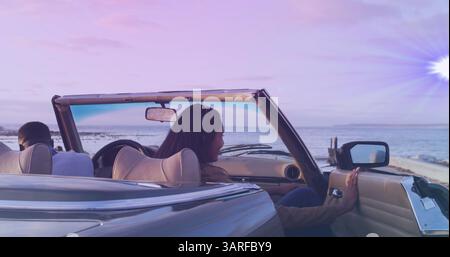 Image d'heureux diverse sortant d'un cabriolet Banque D'Images