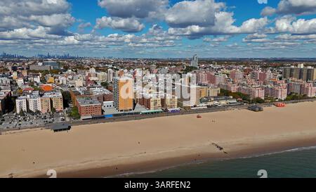 Vue aérienne de Brighton Beach à Brooklyn, New York. Panorama aérien de Brighton Beach à Brooklyn, New York, avec une étendue de plage de sable, urbaine Banque D'Images