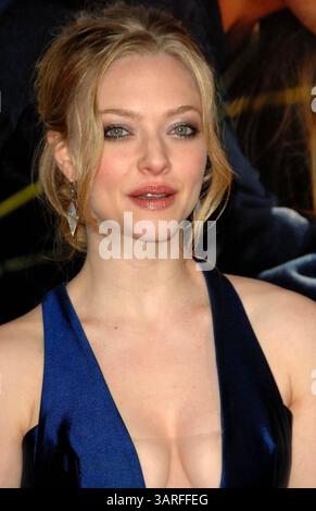 01 fév 2010 - Los Angeles, Californie, États-Unis - AMANDA SEYFRIED assiste à la première mondiale de ''DEAR JOHN'' au Grauman's Chinese Theatre à Hollywood, VERS 02-01-2010. 2009.K64059LONG(crédit image : © D. long/Globe photos/ZUMApress.com) Banque D'Images