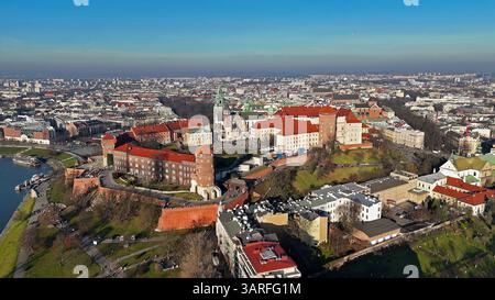 Vue aérienne du château de Wawel à Cracovie, Pologne, résidence royale historique avec toits rouges. Banque D'Images