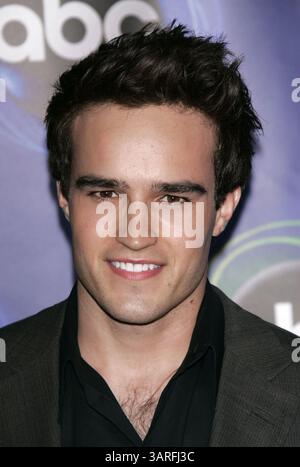 JUSTIN MENTELL (16 décembre 1982-1 février 2010) 27, acteur, est décédé lundi dans le Wisconsin lorsque sa Jeep a dévié d'un remblai escarpé et a heurté deux arbres. Il ne portait pas de ceinture de sécurité. Mentell était dans la série télévisée 'Boston Legal' et le film 'G-Force'. PHOTO - 27 juillet 2005 ; West Hollywood, Californie, États-Unis ; L'acteur JUSTIN MENTELL lors de la tournée de presse ABC Summer 2005 à l'Abbaye. (Crédit image : © Lisa O'Connor/ZUMA Press) Banque D'Images