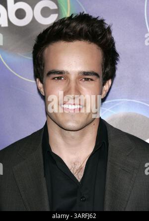 JUSTIN MENTELL (16 décembre 1982-1 février 2010) 27, acteur, est décédé lundi dans le Wisconsin lorsque sa Jeep a dévié d'un remblai escarpé et a heurté deux arbres. Il ne portait pas de ceinture de sécurité. Mentell était dans la série télévisée 'Boston Legal' et le film 'G-Force'. PHOTO - 27 juillet 2005 ; West Hollywood, Californie, États-Unis ; L'acteur JUSTIN MENTELL lors de la tournée de presse ABC Summer 2005 à l'Abbaye. (Crédit image : © Lisa O'Connor/ZUMA Press) Banque D'Images