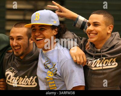 03 février 2010 - Fresno, Californie, États-Unis - Fresno, CA 2-3-2010- SPT JRW KENDRICKS CLOWNING - dans sa nouvelle tenue UCLA, Eric Kendricks clowns avec d'autres aînés Hoover Justin Seaborn, à gauche, et Jackson Weber, à droite, alors qu'ils posent pour des photos après que Kendrick a signé pour jouer au football à UCLA, mercredi matin, au Hoover High's Special Events Center..John Walker/The Fresno Bee (Credit image : © ZUMApress.com) Banque D'Images