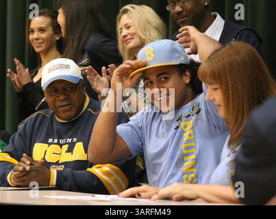 03 février 2010 - Fresno, Californie, États-Unis - Fresno, CA 2-3-2010- CHAPEAU SPT JRW KENDRICKS -entouré de famille et d'amis, Eric Kendricks de Hoover High tente de porter sa casquette UCLA après avoir signé pour jouer au football à UCLA, mercredi matin, au Special Events Center de Hoover High, accompagné de son père, Marvin Kendricks, à gauche, et de sa mère, Yvonne Thagon, droite..John Walker/The Fresno Bee (crédit image : © Fresno Bee/ZUMApress.com) Banque D'Images