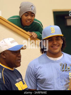 03 février 2010 - Fresno, California, USA - Fresno, CA 2-3-2010- SPT JRW KENDRICKS NEVEU - fier NEVEU Nathan Kendricks, 10 ans, haut, et papa, Marvin Kendricks, à gauche, posez pour des photos avec Eric Kendricks de Hoover High après qu'il ait signé pour jouer au football à l'UCLA, mercredi matin, au centre des événements spéciaux de Hoover High..John Walker/The Fresno Bee (crédit image : © Fresno Bee/ZUMApress.com) Banque D'Images