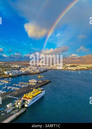 Lanzarote. Îles Canaries, Espagne. 02.02.2025 superbe arc-en-ciel au-dessus de Playa Blanca pris au coucher du soleil. 2 février 2025. Banque D'Images