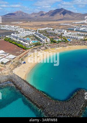 Lanzarote. Îles Canaries, Espagne. 02.04.2025 image aérienne de Playa Dorada Beach sur la station balnéaire de Playa Blanca. 4 février 2025. Banque D'Images
