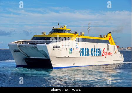 Gros plan du catamaran Fred Olsen « Bocayna Express » à Corralejo, Fuerteventura, Îles Canaries, Espagne. 2 février 2025. Banque D'Images