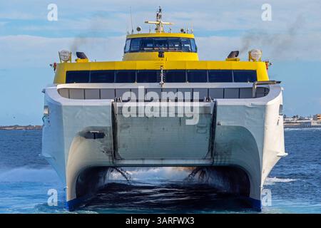 Gros plan du catamaran Fred Olsen « Bocayna Express » à Corralejo, Fuerteventura, Îles Canaries, Espagne. 2 février 2025. Banque D'Images