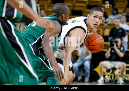 13 février 2010 : le garde de Tulane Eric Vianney (24 ans) défend le garde de l'UCF Isaac Sosa (11 ans) lors d'un match de basket-ball C-USA entre les Central Florida Knights et la Tulane Green Wave. Le centre de la Floride a battu Tulane 62-54 à l'UCF Arena d'Orlando, FL. (Crédit image : © Romeo Guzman/Cal Sport Media/ZUMApress.com) Banque D'Images