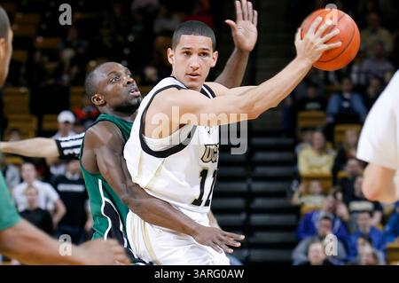 13 février 2010 : le garde de Tulane Eric Vianney (24 ans) défend le garde de l'UCF Isaac Sosa (11 ans) lors d'un match de basket-ball C-USA entre les Central Florida Knights et la Tulane Green Wave. Le centre de la Floride a battu Tulane 62-54 à l'UCF Arena d'Orlando, FL. (Crédit image : © Romeo Guzman/Cal Sport Media/ZUMApress.com) Banque D'Images