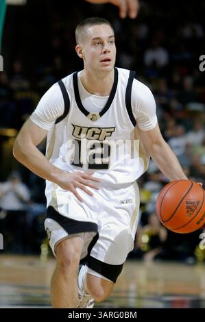 13 février 2010 : le garde de l'UCF Taylor Young (12 ans) lors d'un match de basket-ball C-USA entre les Central Florida Knights et la Tulane Green Wave. Le centre de la Floride a battu Tulane 62-54 à l'UCF Arena d'Orlando, FL. (Crédit image : © Romeo Guzman/Cal Sport Media/ZUMApress.com) Banque D'Images
