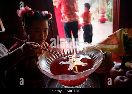 14 février 2010 - Denpasar, Bali, Indonésie - une fille chinoise d'origine indonésienne brûle de l'encens avant de prier dans le temple pour célébrer le nouvel an chinois. Les Chinois ethniques du monde entier célébreront l'année du tigre le 14 février selon le calendrier lunaire chinois. (Crédit image : © Johannes P. Christo/ZUMA Press) Banque D'Images