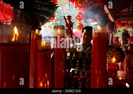 14 février 2010 - Denpasar, Bali, Indonésie - un Chinois d'origine indonésienne brûle de l'encens avant de prier dans le temple pour célébrer le nouvel an chinois. Les Chinois ethniques du monde entier célébreront l'année du tigre le 14 février selon le calendrier lunaire chinois. (Crédit image : © Johannes P. Christo/ZUMA Press) Banque D'Images