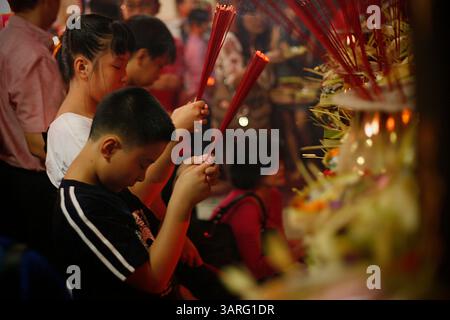 14 février 2010 - Denpasar, Bali, Indonésie - plusieurs indonésiens de souche chinoise prient devant le temple pour célébrer le nouvel an chinois. Les Chinois ethniques du monde entier célébreront l'année du tigre le 14 février selon le calendrier lunaire chinois. (Crédit image : © Johannes P. Christo/ZUMA Press) Banque D'Images