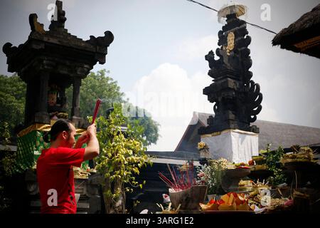 14 février 2010 - Denpasar, Bali, Indonésie - un Chinois d'origine indonésienne prie devant le temple pour célébrer le nouvel an chinois. Les Chinois ethniques du monde entier célébreront l'année du tigre le 14 février selon le calendrier lunaire chinois. (Crédit image : © Johannes P. Christo/ZUMA Press) Banque D'Images