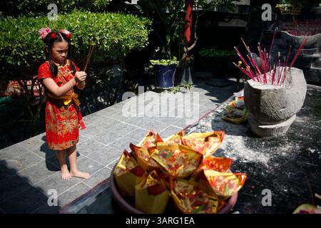 14 février 2010 - Denpasar, Bali, Indonésie - une fille chinoise d'origine indonésienne prie devant le temple pour célébrer le nouvel an chinois. Les Chinois ethniques du monde entier célébreront l'année du tigre le 14 février selon le calendrier lunaire chinois. (Crédit image : © Johannes P. Christo/ZUMA Press) Banque D'Images
