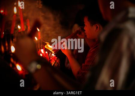 14 février 2010 - Denpasar, Bali, Indonésie - un Chinois d'origine indonésienne brûle de l'encens avant de prier dans le temple pour célébrer le nouvel an chinois. Les Chinois ethniques du monde entier célébreront l'année du tigre le 14 février selon le calendrier lunaire chinois. (Crédit image : © Johannes P. Christo/ZUMA Press) Banque D'Images
