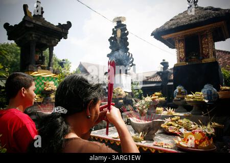 14 février 2010 - Denpasar, Bali, Indonésie - une chinoise d'origine indonésienne prie devant le temple pour célébrer le nouvel an chinois. Les Chinois ethniques du monde entier célébreront l'année du tigre le 14 février selon le calendrier lunaire chinois. (Crédit image : © Johannes P. Christo/ZUMA Press) Banque D'Images