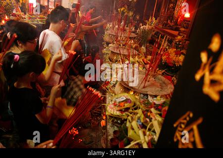 14 février 2010 - Denpasar, Bali, Indonésie - plusieurs indonésiens de souche chinoise prient devant le temple pour célébrer le nouvel an chinois. Les Chinois ethniques du monde entier célébreront l'année du tigre le 14 février selon le calendrier lunaire chinois. (Crédit image : © Johannes P. Christo/ZUMA Press) Banque D'Images