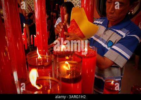 14 février 2010 - Denpasar, Bali, Indonésie - un Chinois d'origine indonésienne brûle de l'encens avant de prier dans le temple pour célébrer le nouvel an chinois. Les Chinois ethniques du monde entier célébreront l'année du tigre le 14 février selon le calendrier lunaire chinois. (Crédit image : © Johannes P. Christo/ZUMA Press) Banque D'Images