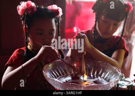 14 février 2010 - Denpasar, Bali, Indonésie - deux indonésiennes d'origine chinoise brûle de l'encens avant de prier dans le temple pour célébrer le nouvel an chinois. Les Chinois ethniques du monde entier célébreront l'année du tigre le 14 février selon le calendrier lunaire chinois. (Crédit image : © Johannes P. Christo/ZUMA Press) Banque D'Images