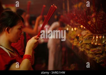 14 février 2010 - Denpasar, Bali, Indonésie - une chinoise d'origine indonésienne prie devant le temple pour célébrer le nouvel an chinois. Les Chinois ethniques du monde entier célébreront l'année du tigre le 14 février selon le calendrier lunaire chinois. (Crédit image : © Johannes P. Christo/ZUMA Press) Banque D'Images