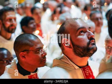 Jérusalem, Israël, 17 avril, 2025 prêtres catholiques vêtus de robes blanches et tenant des bougies prennent part à la cérémonie traditionnelle de lavage des pieds à l'église du Saint-Sépulcre, commémorant Jésus lavant les pieds de ses disciples le jeudi Saint. Un moine regardant vers le haut est au centre. Crédit : Yoram Biberman / Alamy Live News Banque D'Images