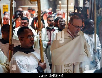 Jérusalem, Israël, 17 avril 2025 le Cardinal Pierbattista Pizzaballa marchant sous une verrière avec des prêtres catholiques vêtus de robes blanches, tenant des bougies, participe à la traditionnelle cérémonie de lavage des pieds à l'église du Saint-Sépulcre, commémorant Jésus lavant les pieds de ses disciples le jeudi Saint. Crédit : Yoram Biberman / Alamy Live News Banque D'Images