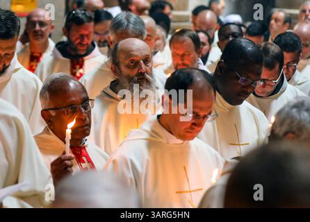 Jérusalem, Israël, 17 avril, 2025 prêtres catholiques vêtus de robes blanches et tenant des bougies prennent part à la cérémonie traditionnelle de lavage des pieds à l'église du Saint-Sépulcre, commémorant Jésus lavant les pieds de ses disciples le jeudi Saint. Des moines de différents continents peuvent être vus sur la photo crédit : Yoram Biberman / Alamy Live News Banque D'Images