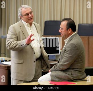Le maire de Salinas, Dennis Donohue, et le superviseur du comté de Monterey, Simon Salinas, à Salinas, le jeudi 18 février 2010, pour discuter d'un nouveau complexe de soccer dans la ville de Salinas. (Image de crédit : Monterey Herald/ZUMA Press) Banque D'Images