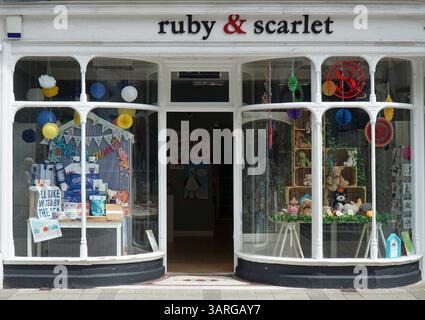 Ruby et Scarlet boutique de cadeaux traditionnel magasin avant. Banque D'Images