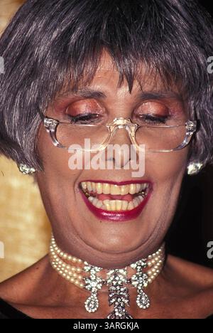 LENA HORNE (30 juin 1917 - 9 mai 2010) était une chanteuse, actrice et militante des droits civiques révolutionnaire. En 1942, elle devient la première interprète afro-américaine à être mise sous contrat par un grand studio. Horne est décédé le dimanche 9 mai au New York-Presbyterian/Weill Cornell Medical Center à New York. Elle avait 92 ans. PHOTO : 21 octobre 1991 - New York, New York, États-Unis - LENA HORNE reçoit un prix dans le cadre d'une prestation pour l'hôpital Lenox Hill. (Crédit image : © Mitchell Levy/Globe photos/ZUMA Press) Banque D'Images