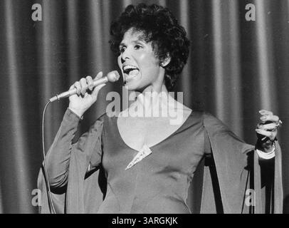 LENA HORNE (30 juin 1917 - 9 mai 2010) était une chanteuse, actrice et militante des droits civiques révolutionnaire. En 1942, elle devient la première interprète afro-américaine à être mise sous contrat par un grand studio. Horne est décédé le dimanche 9 mai au New York-Presbyterian/Weill Cornell Medical Center à New York. Elle avait 92 ans. PHOTO : 04 décembre 1975 - New York, New York, États-Unis - LENA HORNE à Stockholm apparaissant au Hamburger Bors. (Crédit image : © Pressens Bild/Globe photos/ZUMApress.com) Banque D'Images