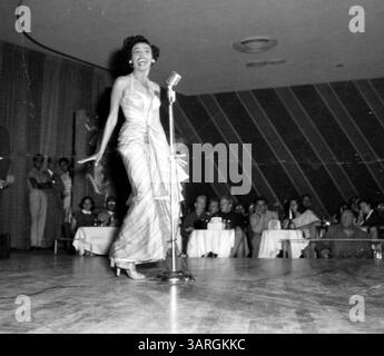 LENA HORNE (30 juin 1917 - 9 mai 2010) était une chanteuse, actrice et militante des droits civiques révolutionnaire. En 1942, elle devient la première interprète afro-américaine à être mise sous contrat par un grand studio. Horne est décédé le dimanche 9 mai au New York-Presbyterian/Weill Cornell Medical Center à New York. Elle avait 92 ans. PHOTO : LENA HORNE chantant dans un club, vers 1940 (date et lieu inconnus) (crédit image : © Globe photos/ZUMA Press) Banque D'Images