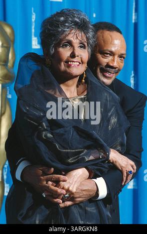 LENA HORNE (30 juin 1917 - 9 mai 2010) était une chanteuse, actrice et militante des droits civiques révolutionnaire. En 1942, elle devient la première interprète afro-américaine à être mise sous contrat par un grand studio. Horne est décédé le dimanche 9 mai au New York-Presbyterian/Weill Cornell Medical Center à New York. Elle avait 92 ans. PHOTO : 29 mars 1993 - New York, New York, États-Unis - LENA HORNE et QUINCY JONES aux Oscars. (Crédit image : © Globe photos/ZUMA Press) Banque D'Images