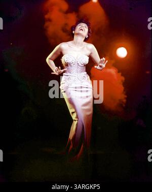 LENA HORNE (30 juin 1917 - 9 mai 2010) était une chanteuse, actrice et militante des droits civiques révolutionnaire. En 1942, elle devient la première interprète afro-américaine à être mise sous contrat par un grand studio. Horne est décédé le dimanche 9 mai au New York-Presbyterian/Weill Cornell Medical Center à New York. Elle avait 92 ans. PHOTO : LENA HORNE vers les années 1950 (crédit image : © Globe photos/ZUMA Press) Banque D'Images