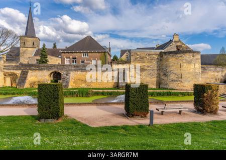 Ville hollandaise de Valkenburg dans la province du Limbourg, tour de l'église et le mur historique de la ville vu du parc Halder Banque D'Images