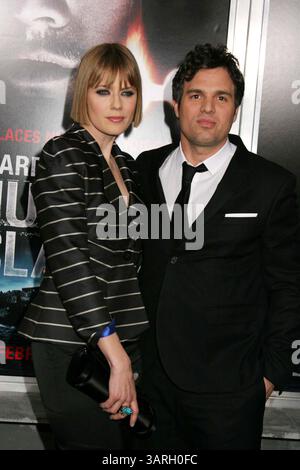 17 février 2010 - New York, New York, États-Unis - K64349PSC.Une projection de ''Shutter Island'' au Ziegfeld Theater de New York le 02-17-2010. MARK RUFFALO et son épouse SUNRISE COIGNEY(crédit image : © Paul Schmulbach/Globe photos/ZUMApress.com) Banque D'Images