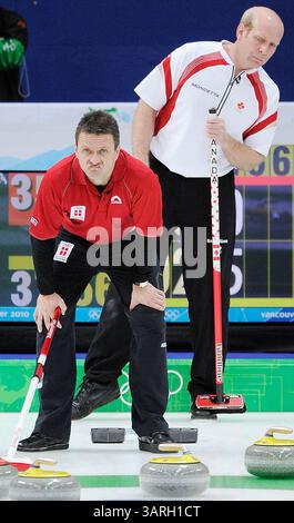 19 février 2010 - Vancouver, BC, Canada - VANCOUVER, BC : 19 FÉVRIER 2010 -- le capitaine canadien Kevin Martin (arrière) regarde par-dessus l'épaule du capitaine danois Ulrik Schmidt lors de la cinquième manche du tournoi olympique masculin de curling au Centre olympique de Vancouver le jour 8 des Jeux olympiques d'hiver de 2010 à Vancouver le 19 février 2010. Le Canada a ensuite gagné le match 10-3 en six bouts. (RIC Ernst / Canwest News Service). CNS-OLY-CURL (crédit image : © CanWest/ZUMApress.com) Banque D'Images