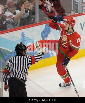 19 février 2010 - Vancouver, BC, Canada - VANCOUVER, BC : 19 FÉVRIER 2010 -- le Biélorussie Dmitri Meleshko célèbre son but en troisième période lors des Jeux olympiques d'hiver de Vancouver 2010 au hockey masculin à la place Canada Hockey à Vancouver, C.-B. le vendredi 19 février 2010. (Jason Payne / Canwest News Service) CNS-OLY-MHKY (crédit image : © CanWest/ZUMApress.com) Banque D'Images
